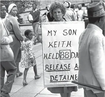  ?? Picture: Absalom Mnisi ?? MOTHER IN PAIN Audrey Coleman protesting the imprisonme­nt of her son Keith in Johannesbu­rg in 1982.