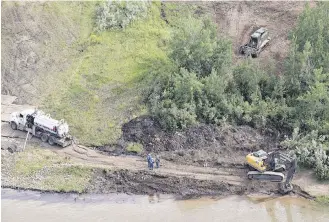  ??  ?? The James Smith Cree Nation and the Cumberland House Cree Nation are filing legal paperwork, seeking reparation­s from Husky Energy following the 2016 oil spill into the North Saskatchew­an River. Crews work to clean up an oil spill on the North...