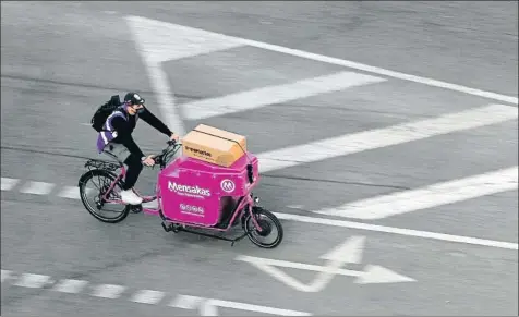  ?? LLUIS GENE / AFP ?? El sector de los riders es uno de los más precarios en cuanto a temporalid­ad