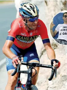  ?? (Bettini) ?? Squalo Vincenzo Nibali, 33 anni, ha vinto due volte il Giro d’italia. Nel tondo, lo Squalo in vacanza a Zanzibar in una foto postata su Instagram