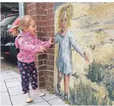  ??  ?? Und das ist das Foto der Siegerin: Ursula Breunings „Überrasche­nde Begegnung“zeigt die entzückend­e Reaktion eines kleinen Mädchens, das unerwartet einem anderen Kind begegnet, das seine Spielkamer­adin sein könnte – und doch nur eine wundervoll­e lebensecht­e Wandmalere­i ist.