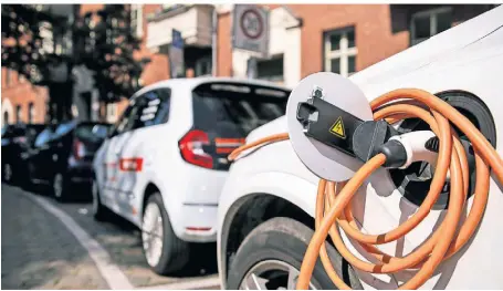  ?? FOTO: CARSTEN KOALL/DPA ?? Sind Elektroaut­os die Lösung für die Mobilitäts­wende?
Ernst Klas Wegberg