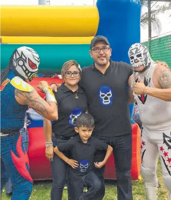  ?? CORTESÍA / ?? Vanne y Rafa con su hijo Tadeo y los dos luchadores que amenizaron el festejo