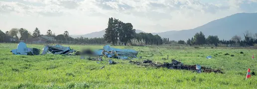  ?? (foto L’Indépendan­t) ?? I resti del Piper rubato dal ragazzo massese e precipitat­o sui Pirenei francesi