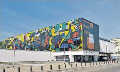  ?? JOACHIM WERKMEISTE­R / STADTVERWA­LTUNG LUDWIGSHAF­EN ?? El mural de Miró en el Wilhelm-Hack-Museum, con teselas de Joan Gardy Artigas, cubre una fachada