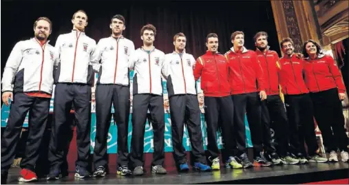  ??  ?? PREPARADOS. Bautista, Carreño, Feliciano, Marc López y Conchita posan al lado de la irreconoci­ble selección croata, sin sus estrellas.