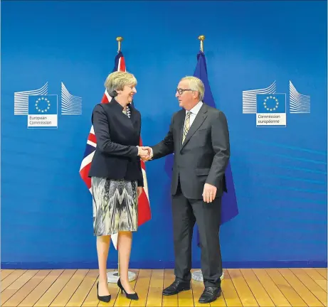  ?? [ AFP ] ?? Theresa May kam nicht mit leeren Händen nach Brüssel: Die britische Premiermin­isterin E ´ überbracht­e Kommission­schef Jean-Claude Juncker die frohe Kunde von der Einigung im irischen Grenzstrei­t.