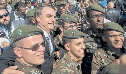  ?? AFP ?? Apoyo. El diputado Jair Bolsonaro, un firme defensor de la dictadura militar, se fotografía con soldados.