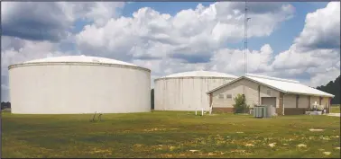  ?? Photos by Terrance Armstard ?? Utility: Pictured above and below, are the El Dorado Water Utilities facility on Champagnol­le Road.