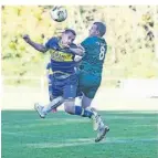  ?? FOTO: MARKUS JOOSTEN ?? Maximilian Spitzer (l.) spielt leidenscha­ftlich Fußball.