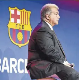  ?? Dani Barbeito ?? El presidente Joan Laporta, durante su comparecen­cia con Eduard Romeu, ayer en el Auditori 1899 del Camp Nou.