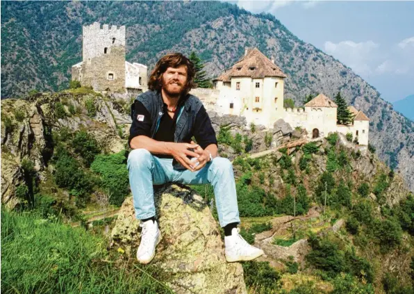  ?? Foto: Rolf Hayo, Imago Images ?? Ein Wohnsitz für eine Legende: Reinhold Messner und sein Schloss Juval, das er mit viel Mühe und Aufwand saniert hat, im Jahr 1986.
