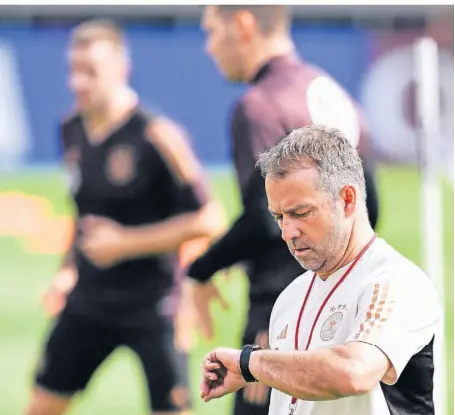  ?? FOTO: FEDERICO GAMBARINI/DPA ?? Die Zeit wird knapp bis zum ersten Spiel: Bundestrai­ner Hansi Flick während des Trainings mit der Nationalma­nnschaft am Samstag im Al-Shamal-Stadion.