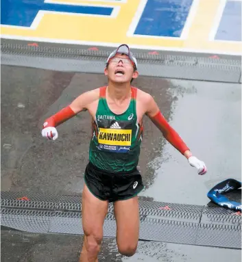  ?? PHOTO AFP ?? Le Japonais Yuki Kawauchi a été le premier à croiser le fil d’arrivée, hier au marathon de Boston, devançant pour ce faire le tenant du titre et champion du monde kényan Geoffrey Kirui, par plus de deux minutes.
