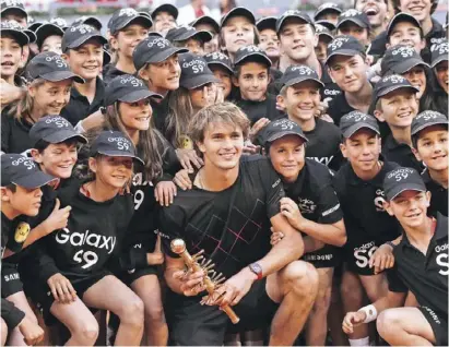  ?? Foto: F. Seco/dpa ?? Ein Star zum Anfassen: Alexander Zverev mit Balljungen und -mädchen nach dem Finale.