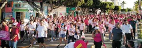  ??  ?? Se manifiesta­n por la lucha contra el cáncer de mama.