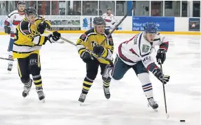  ??  ?? Dundee Comets’ forward Ross Johnston (right) comes under pressure from Tigers’ Stuart Barnett (centre) and Scott Geddes.