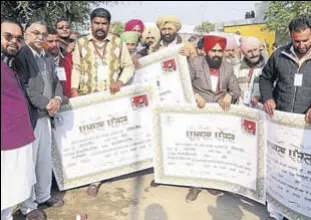  ?? HT PHOTO ?? Farmers displaying their cheques received under the crop loanwaiver scheme in Mansa on Sunday.