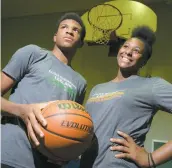  ?? PHOTO CHANTAL POIRIER ?? Les élèves Alexander Lewis Arnoux et Lyanna Eugène Deverze font partie de l’option basketball à l’école secondaire Leblanc.