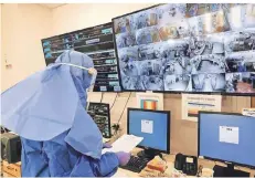  ?? FOTO: GIL COHEN MAGEN/DPA ?? In einem israelisch­en Krankenhau­s werden die Zimmer der Patienten per Monitoren überwacht.