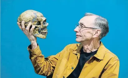  ?? Barc lonMdaiar / Gaiiy ?? Pääbo amb un model de crani de neandertal després que s’anunciés que ha guanyat el Nobel