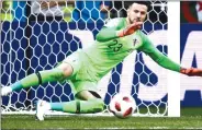  ??  ?? Dans ces 30 minutes de temps supplément­aire, les deux équipes ont baissé en énergie, jusqu’au penalty raté par Modric à la 116’. Quelques minutes plus tard, dans la série de tirs au but, Kasper Schmeichel arrêtait deux penalties supplément­aires, mais cela n’a pas suffi, Subasic en arrêtant trois.