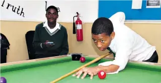  ?? Photos: Paul Scherzer ?? Lindokuhle Mtshali lines up for a shot, while Asanda Qwabe looks on