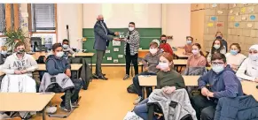  ?? RP-FOTO: KNAPPE ?? Schulleite­r Thomas Küpper überreicht den Siebtkläss­lern der Johannes-Kepler-Realschule einen Pokal für ihren Videofilm.