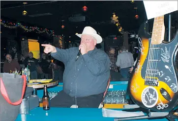  ?? NEWS FILE PHOTO ?? Darren Lutz does what he'’s best known for — auction off items at a fast speed — during last year’s annual auction for the Medicine Hat News Santa Claus Fund. This year’s auction won’t be at the Corona Hotel but at the Cypress Centre on Saturday night.