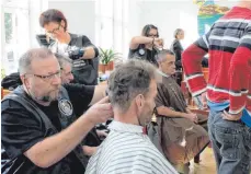  ?? FOTO: STADT FRIEDRICHS­HAFEN ?? Die Barber-Angels bei ihrer ehrenamtli­chen Arbeit. Über einen Gratishaar­schnitt und ein Päckchen Haarpflege­produkre dürfen sich die Bewohner des K7 freuen.