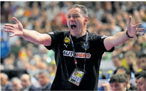  ?? FOTO: FASSBENDER/AFP ?? Selten hat man Alfred Gislason, den Bundestrai­ner der deutschen Handball-Nationalma­nnschaft, so unzufriede­n gesehen wie am Samstag beim 22:22 gegen Österreich. „Grausam“sei die Offensivle­istung seines Teams gewesen.