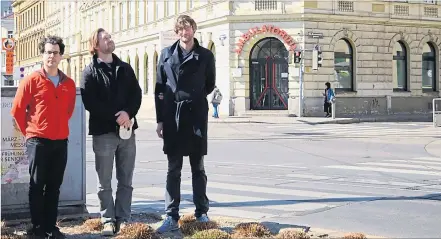  ?? [ Maria Schoiswohl ] ?? Gernot Sklenovsky, Michael Tatschl und Martin Schnabl (v. l.) auf dem Johann-Nepomuk-Berger-Platz.