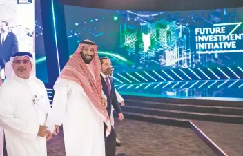  ??  ?? El príncipe heredero saudita, Mohamed bin Salman, durante su participac­ión, ayer, en el foro económico Future Investment Initiative (FII) o “Davos del desierto” en Riad, boicoteado por líderes ante el asesinato de Khashoggi.