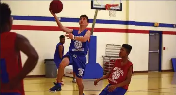  ?? KELVIN GREEN/TRI-LAKES EDITION ?? Arkadelphi­a Badger Henry Hinnley makes a layup during practice.