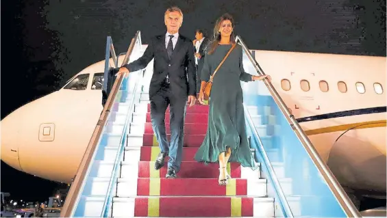  ??  ?? Escalinata­s. Mauricio Macri y la primera dama, Juliana Awada, al llegar a Vietnam. Dejó atrás la India, donde ya había ido como jefe de Gobierno.