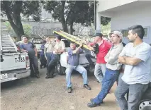  ??  ?? Técnicos de Copaco de la central de Fernando de la Mora con los brazos cruzados desde ayer por el cambio en la jefatura.
