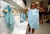  ??  ?? Fini la blouse rose pour les petites filles. Ici, le vert d’eau semble être apprécié des plus jeunes.