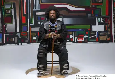  ?? ?? ↑ Le colosse Kamasi Washington joue une musique spirite.