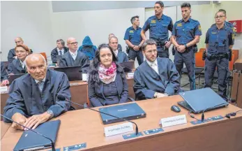  ?? FOTO: DPA ?? Kurz vor dem Urteil: Beate Zschäpe sitzt im Gerichtssa­al im Oberlandes­gericht zwischen ihren Anwälten Hermann Borchert (links) und Mathias Grasel (rechts).