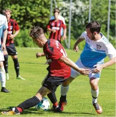  ?? Foto: Szilvia Izsó ?? Mit dem 1:0 Sieg gegen Marktoffin­gen machte die SG Flotzheim/Fünfstette­n (links Robin Beck) das Meistersch­aftsrennen wieder spannend.