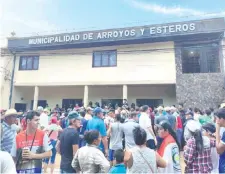  ?? ?? Los habitantes de Arroyos y Esteros no se dan por vencidos y piden anular el permiso de instalar un basurero en la zona.