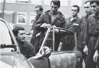  ?? ?? Bottom left Gerd Schmid (back) and his colleagues assist Vic Elford at Werk 1 in Zuffenhaus­en, circa 1968