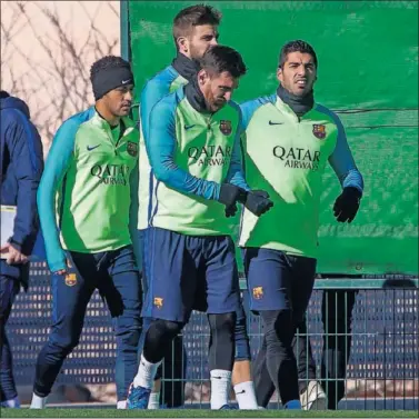  ??  ?? CONFIADOS. La plantilla azulgrana espera poder conseguir los tres puntos el domingo en el Calderón.