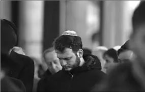  ??  ?? Een jood tijdens een kerkdienst. (Foto: The Local France)