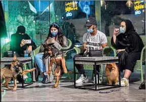  ??  ?? Un premier café accueillan­t les chiens a ouvert ses portes à Khobar.