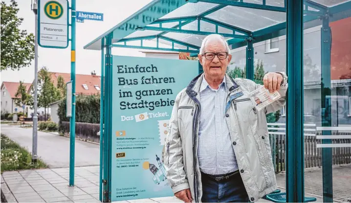  ?? Fotos: Julian Leitenstor­fer ?? Die Jahreskart­e für den Bus hat Joachim Wehnelt mit dabei. Der Rentner ist froh, dass er nicht mehr Auto fahren muss. Seine Gesundheit würde es gar nicht mehr zulassen.
