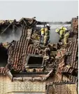  ?? Foto: Oliver Berg, dpa ?? Die Dachstühle mehrerer Häuser brann  ten aus.