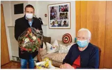  ?? Foto: Klaus-dieter Kirschner ?? Mundschutz gegen Corona-ausbreitun­g: Steinheims Bürgermeis­ter Holger Weise überreicht­e Marie Katharine Pharion zum 103. Geburtstag Blumen.