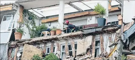  ?? MANÉ ESPINOSA ?? Un bombero inspeccion­a el estado de la finca afectada poco después del derrumbe del balcón