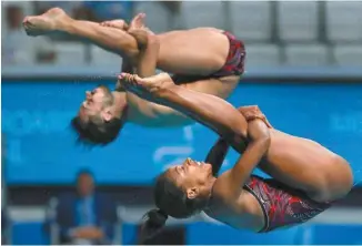  ?? MICHAEL SOHN ASSOCIATED PRESS ?? Jennifer Abel et François Imbeau-Dulac ont triomphé au tremplin de 3m synchro mixte.